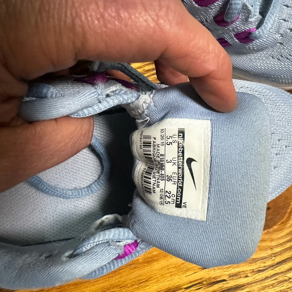 Nikes - Picture 2 of 4